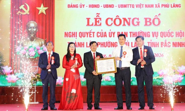  Đồng chí Trần Huy Phương trao Nghị quyết của Ủy ban Thường vụ Quốc hội về việc thành lập phường Phù Lãng. 