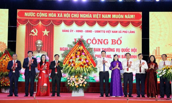  Các đồng chí lãnh đạo tỉnh tặng hoa chúc mừng thành lập phường Phù Lãng. 