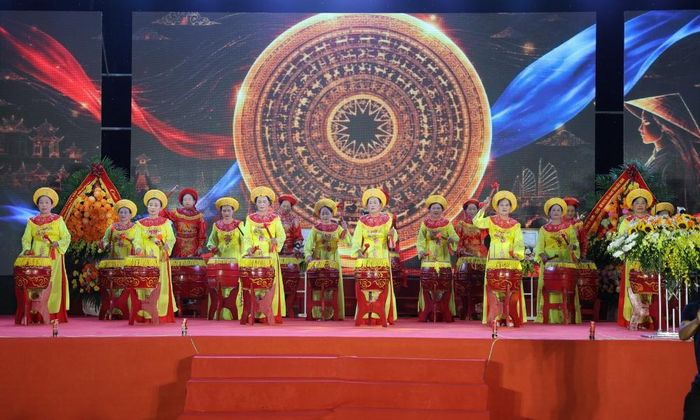  Màn biểu diễn trống hội mừng xã Phù Lãng lên phường. 
