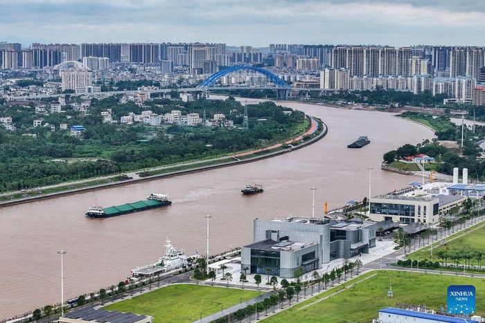 Tàu thuyền tham gia diễn tập hàng hải trên kênh Bình Lục. Ảnh: Tân Hoa Xã