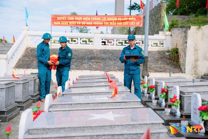 Thanh niên xã Hòa Vang tham gia lấy mẫu liệt sĩ bằng tất cả lòng thành kính, tri ân. Ảnh: ĐVCC