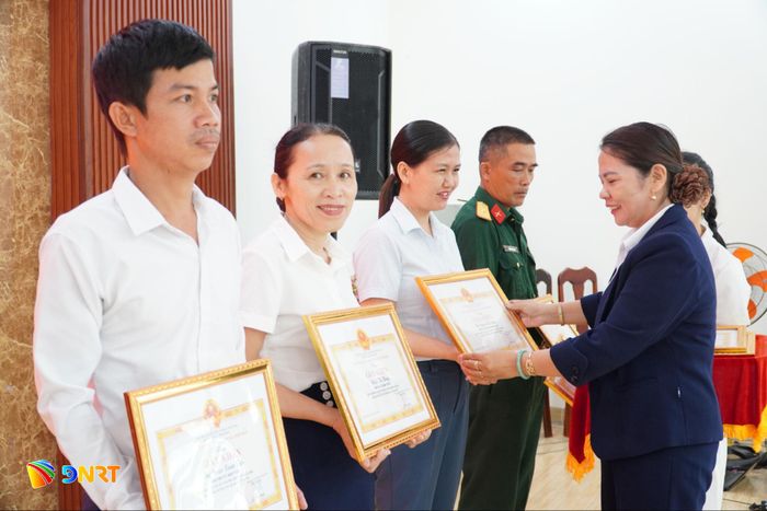 Lãnh đạo UBND xã Chiên Đàn tặng Giấy khen các cá nhân có thành tích xuất sắc trong "Chiến dịch 500 ngày đêm". Ảnh: N.ĐOAN