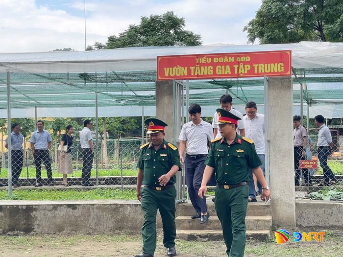 Các học viên tham quan, tìm hiểu mô hình tăng gia sản xuất tại Tiểu đoàn Đặc công 409. Ảnh: VĂN NỞ