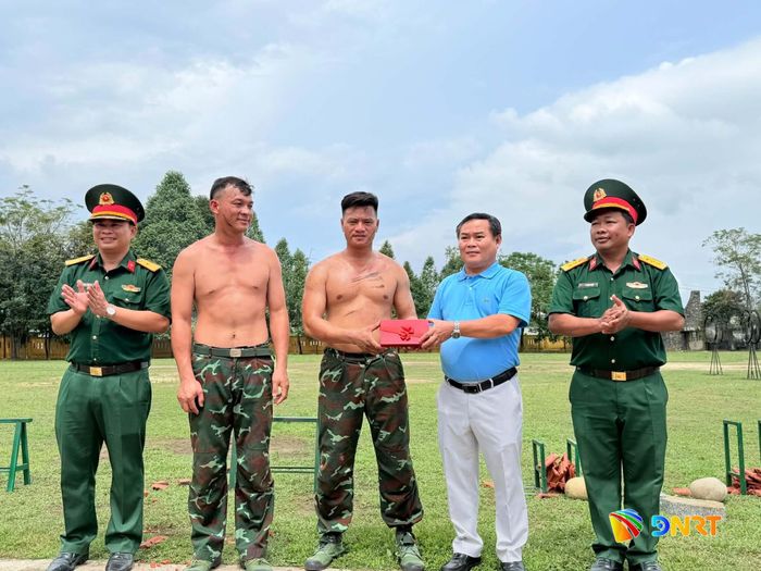 Các học viên tặng quà, động viên cán bộ, chiến sĩ Tiểu đoàn Đặc công 409 sau buổi tham quan, trải nghiệm. Ảnh: VĂN NỞ