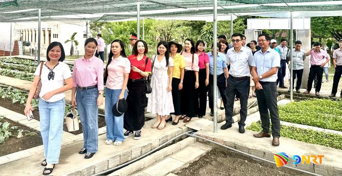 Các học viên tìm hiểu khu tăng gia sản xuất, đời sống của cán bộ, chiến sĩ đơn vị. Ảnh: VĂN NỞ