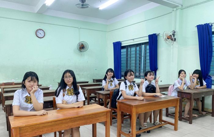 Nhiều phòng học và bàn ghế học tập của các trường trung học trên địa bàn thành phố chưa đáp ứng được tiêu chuẩn quy định mới hiện nay. Ảnh: VĨNH LỘC