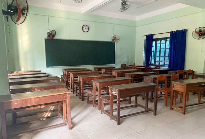 Một số trường trên địa bàn thành phố vẫn còn sử dụng bàn liền ghế cho học sinh trung học. Ảnh: VĨNH LỘC