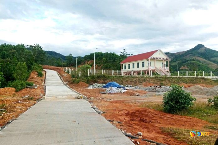 Con đường dẫn đến nhà văn hóa thôn 8, nóc Sơ Rơ đang được khẩn trương hoàn thiện. Ảnh: THÚY HIỀN