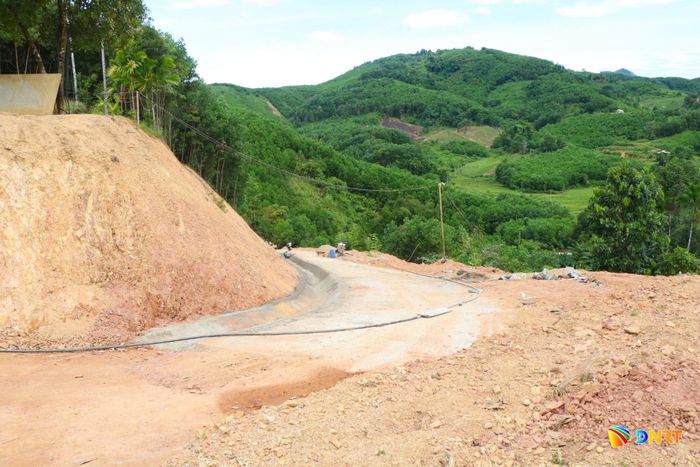 Các công trình giao thông tại Trà Đốc đang được khẩn trương thi công trong những ngày tháng 9 để tranh thủ thời tiết thuận lợi. Ảnh: THÚY HIỀN