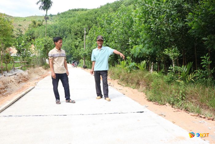 Người dân Trà Đốc không ngại hiến đất, cây trồng, vật kiến trúc để xây dựng những công trình phục vụ cộng đồng. Ảnh: THÚY HIỀN