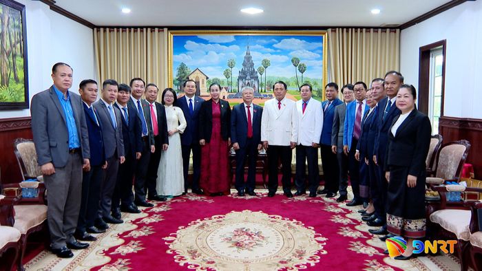 Lãnh đạo hai địa phương chụp hình lưu niệm. Ảnh: VĂN HÙNG