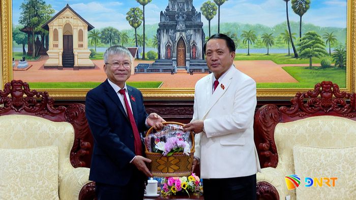 Bí thư Tỉnh ủy, Chủ tịch HĐND tỉnh Savannakhet Bounchom Ubonpaseuth trao quà lưu niệm cho đoàn công tác. Ảnh: HOÀN VŨ