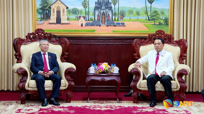 Phó Bí thư Thành ủy, Chủ tịch HĐND thành phố Nguyễn Đức Dũng (bên trái) trao đổi với Bí thư Tỉnh ủy, Chủ tịch HĐND tỉnh Savannakhet Bounchom Ubonpaseuth. Ảnh: HOÀN VŨ