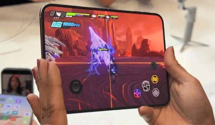 iPhone Duo bị chê quá rộng và nặng để sử dụng bằng một tay. Ảnh: Future /Tom's Guide