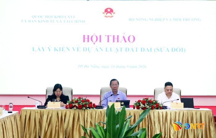 Các đại biểu chủ trì hội thảo. Ảnh: TRỌNG HUY