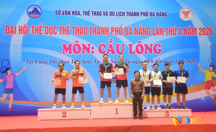 Ban tổ chức trao giải đôi nam. Ảnh: THÀNH DANH