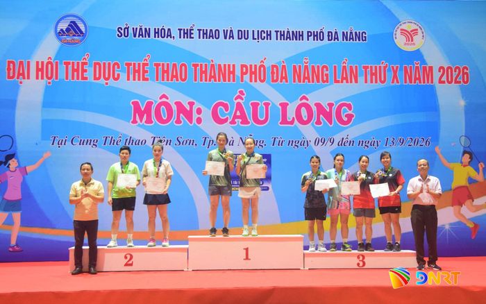 Ban tổ chức trao giải đôi nữ. Ảnh: THÀNH DANH