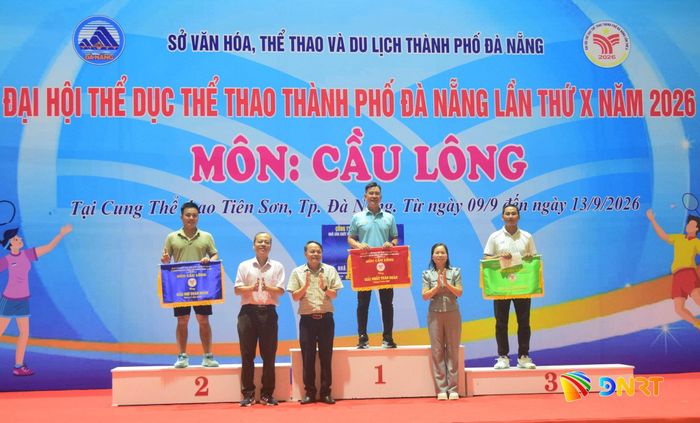 Ban tổ chức trao giải toàn đoàn. Ảnh: THÀNH DANH