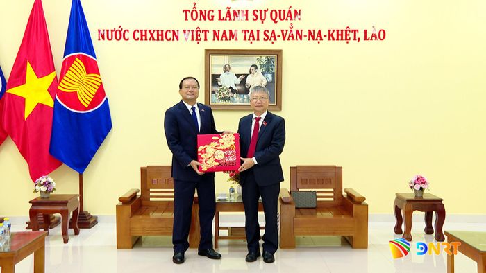 Chủ tịch HĐND thành phố Nguyễn Đức Dũng (bên phải) trao quà cho Tổng Lãnh sự Việt Nam tại Savannakhet Nguyễn Văn Dũng. Ảnh: HOÀN VŨ - VĂN HÙNG