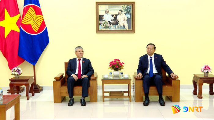 Chủ tịch HĐND thành phố Nguyễn Đức Dũng (bên trái) trao đổi với Tổng Lãnh sự Việt Nam tại Savannakhet Nguyễn Văn Dũng. Ảnh: HOÀN VŨ - VĂN HÙNG