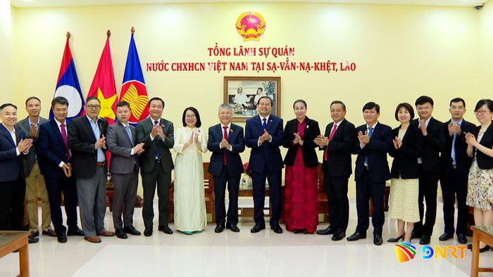 Các đại biểu chụp ảnh lưu niệm. Ảnh: HOÀN VŨ - VĂN HÙNG