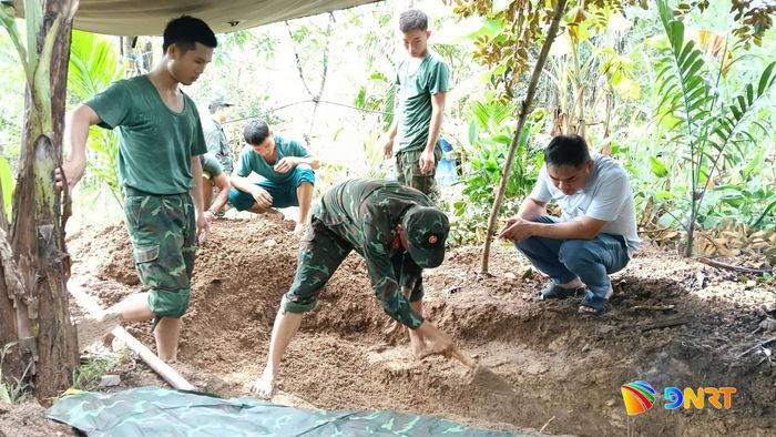 Lực lượng chức năng tìm kiếm, khai quật tại thôn Mậu Long, xã Quế Phước. Ảnh: MINH THÔNG