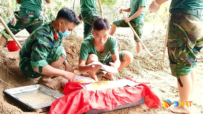 Tại hiện trường, lực lượng chức năng phát hiện 3 hài cốt liệt sĩ cùng một số di vật. Ảnh: MINH THÔNG