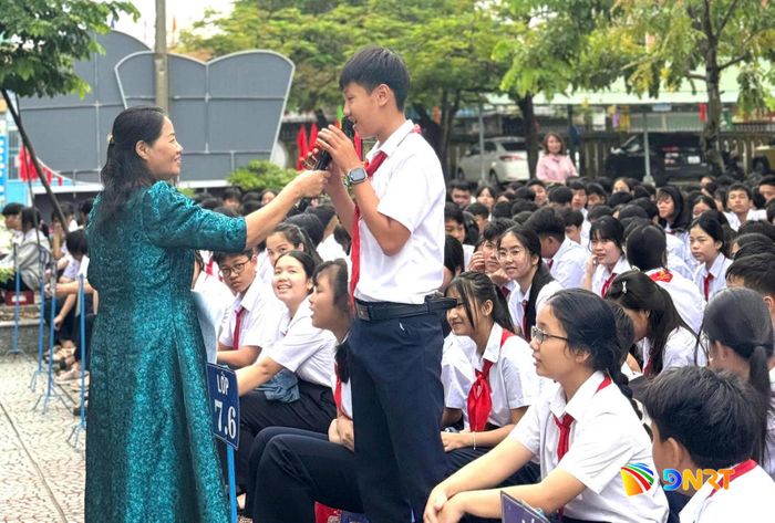 Đại diện Hội Luật gia thành phố Đà Nẵng trao đổi với học sinh Trường THCS Bà Nà về kỹ năng ứng xử an toàn trong trường học và trên không gian mạng. Ảnh: DUY AN
