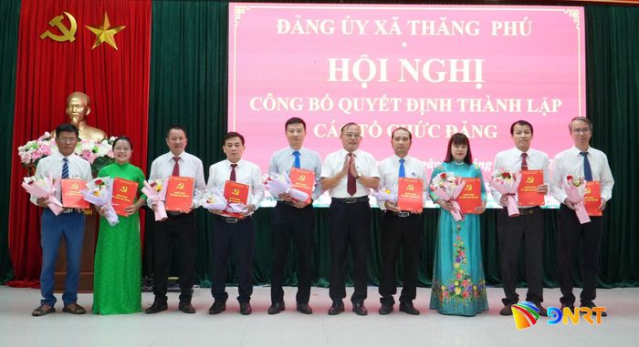 Lãnh đạo xã Thăng Phú trao quyết định thành lập 9 chi bộ trực thuộc Đảng ủy xã. Ảnh TRUNG THỰC