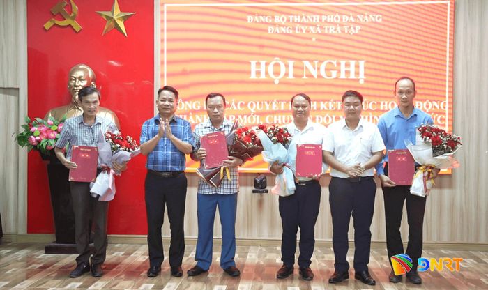 Lãnh đạo Đảng ủy xã Trà Tập trao quyết định thành lập các chi bộ và công tác cán bộ. Ảnh: THIỆN TÙNG