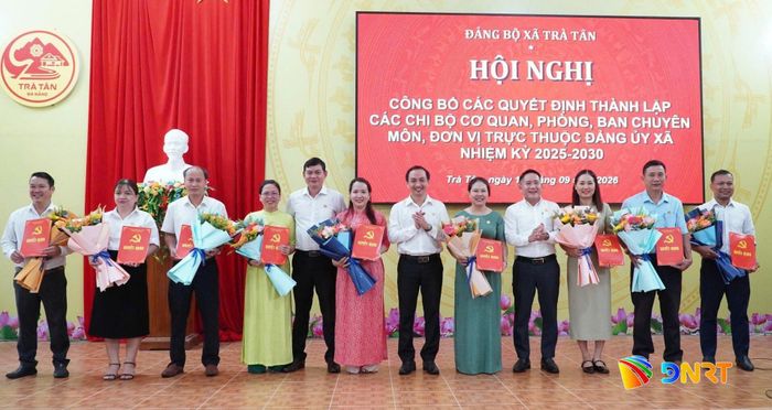 Lãnh đạo Đảng ủy xã Trà Tân trao quyết định thành lập các chi bộ mới. Ảnh: D.LỆ