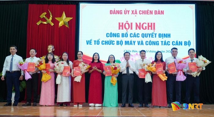 Thường trực Đảng ủy xã Chiên Đàn trao quyết định thành lập các chi bộ trực thuộc Đảng ủy xã. Ảnh: N.ĐOAN