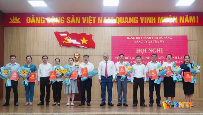 Đảng ủy xã Trà My công bố thành lập 9 chi bộ trực thuộc. Ảnh: L.DIỄM
