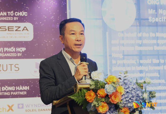 Phó Trưởng ban Thường trực Ban Quản lý Khu công nghệ cao và các khu công nghiệp Đà Nẵng (DSEZA) Nguyễn Công Tiến phát biểu chào mừng tại tọa đàm. Ảnh: NGỌC HÀ