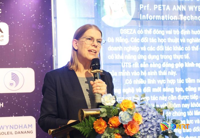 Giáo sư Peta Wyeth, Trưởng Khoa Kỹ thuật và Công nghệ Thông tin, Đại học Công nghệ Sydney (UTS) phát biểu tại tọa đàm. Ảnh: NGỌC HÀ