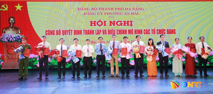 Đại diện lãnh đạo phường An Hải trao các quyết định điều chỉnh mô hình các loại hình tổ chức đảng trực thuộc Đảng ủy phường. Ảnh: ĐẮC MẠNH