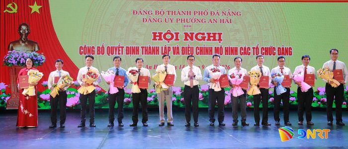 Lãnh đạo Đảng ủy phường An Hải (giữa) trao các quyết định thành lập tổ chức đảng và chỉ định nhân sự cấp ủy các chi bộ. Ảnh: ĐẮC MẠNH