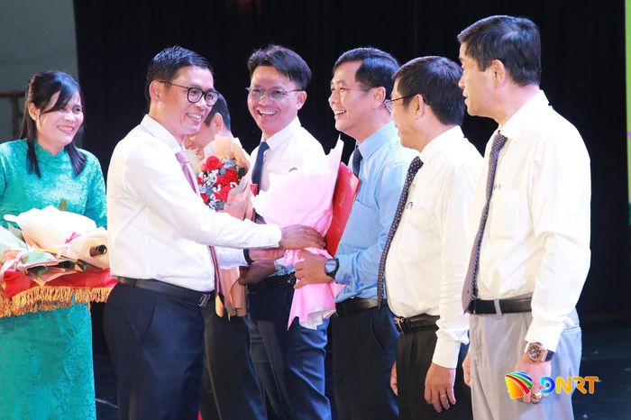 Bí thư Đảng ủy phường An Hải Phùng Phú Phong trao các quyết định thành lập tổ chức đảng trực thuộc Đảng ủy phường. Ảnh: ĐẮC MẠNH
