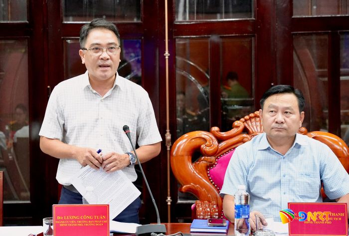 Trưởng ban Pháp chế HĐND thành phố Lương Công Tuấn (trái) và Phó Chủ tịch HĐND thành phố Nguyễn Công Thanh dự buổi làm việc. Ảnh: T.CÔNG
