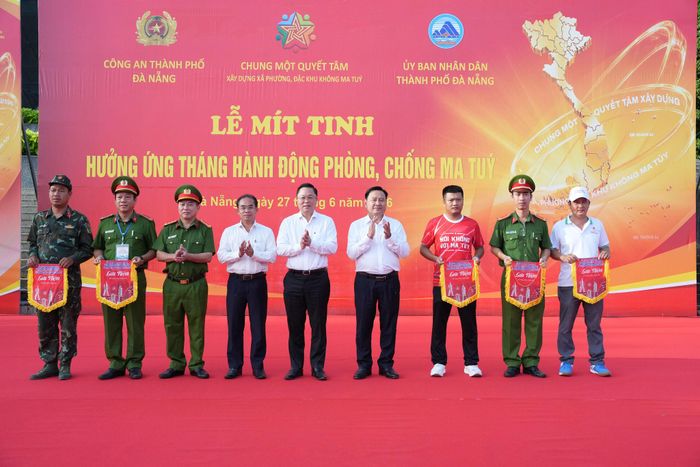 Thành phố khen thưởng cá nhân, tập thể nhân lễ mít tinh hưởng ứng Tháng hành động phòng chống ma túy vào tháng 6 vừa qua. Ảnh minh họa: T.CÔNG