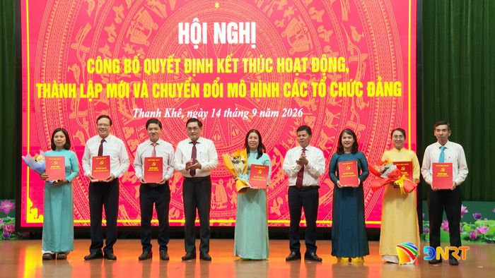 Lãnh đạo phường Thanh Khê trao các quyết định. Ảnh: VĂN HẢI