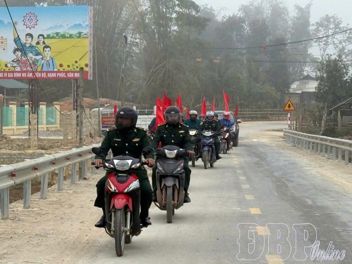 Cán bộ, chiến sĩ Đồn Biên phòng Thanh Luông đưa thông tin bầu cử đến cử tri thông qua “Tiếng loa biên phòng”.
