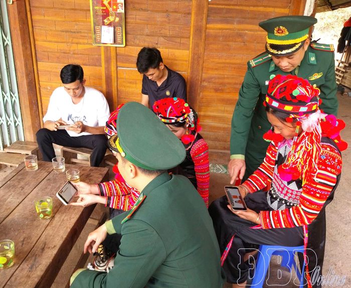 Đồn Biên phòng Sen Thượng tuyên truyền ngày hội bầu cử trên không gian số cho người dân trên địa bàn.