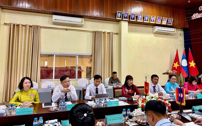 Đoàn đại biểu tỉnh Điện Biên trao đổi tại buổi hội đàm.