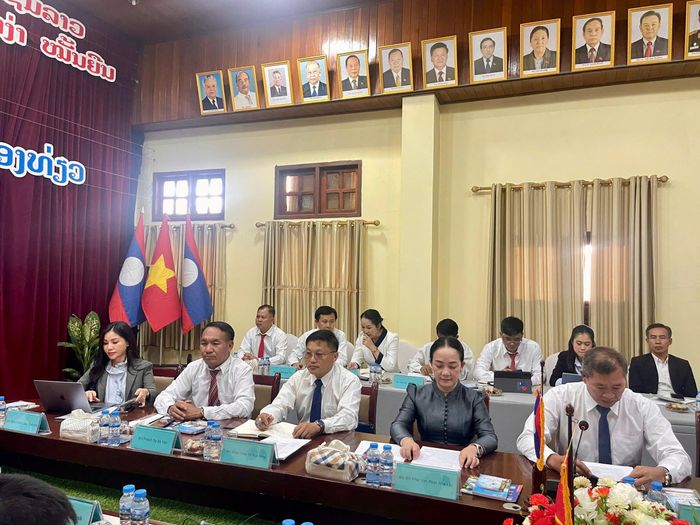 Đoàn đại biểu tỉnh U Đôm Xay trao đổi tại buổi hội đàm.