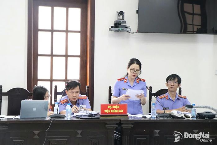 Đại diện Viện Kiểm sát nhân dân thành phố giữ quyền công tố tại phiên tòa xét xử. Ảnh: Tố Tâm