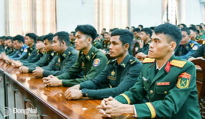 Học viên Quân đội Hoàng gia Campuchia dự khai giảng. Ảnh: ĐVCC