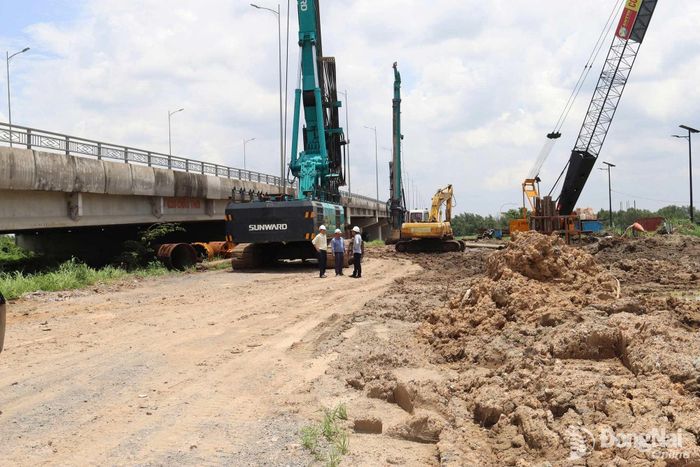 Thi công xây dựng Đại lộ Nguyễn Hữu Cảnh trên địa bàn phường Long Hưng.