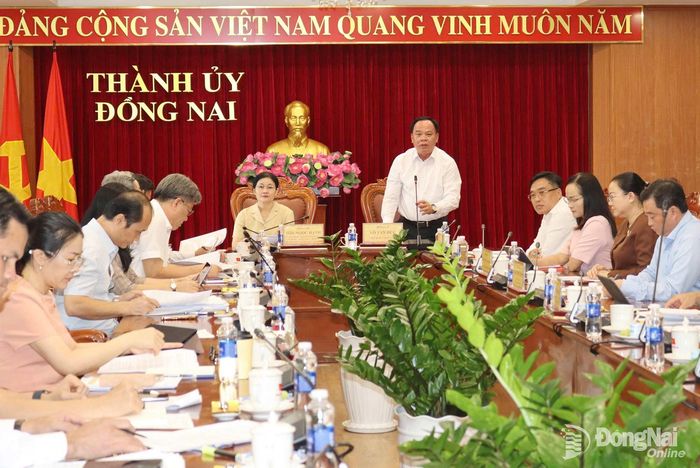 Phó Bí thư Thành ủy Võ Tấn Đức, Trưởng ban Chỉ đạo thực hiện công tác bồi thường, giải phóng mặt bằng và hỗ trợ tái định cư thành phố Đồng Nai phát biểu trong cuộc họp với lãnh đạo Thành ủy và các thành viên Ban chỉ đạo cuối tháng 8-2026. Ảnh: TL