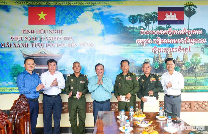 Đoàn tặng quà Tiểu đoàn 4 và Chi khu Quân sự huyện Prey Chhor, tỉnh Kampong Cham nơi Đội K72 và Đội K70 đang đóng quân thực hiện nhiệm vụ. Ảnh: ĐVCC
